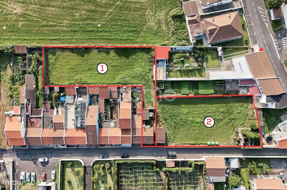 Conjunto Imobiliário com Moradia, Ruína e Terrenos na Ribeira Grande