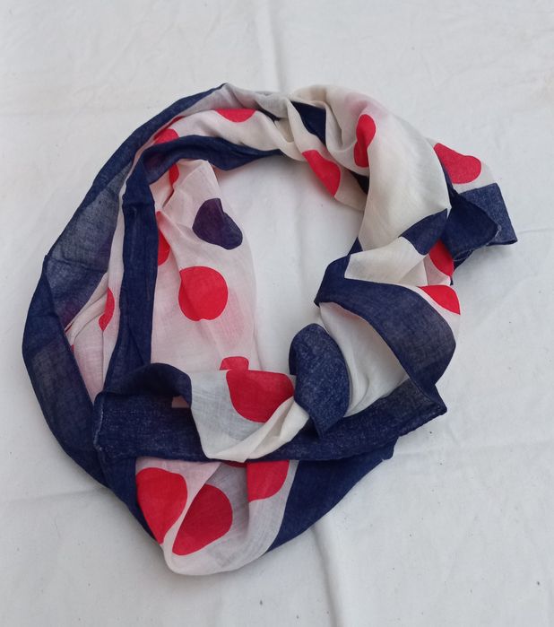 Lenço branco estampado bolas vermelha e azuis  0.60x0.60 cm