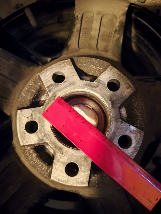 Opony zimowe Nokian 16 cali z felgami