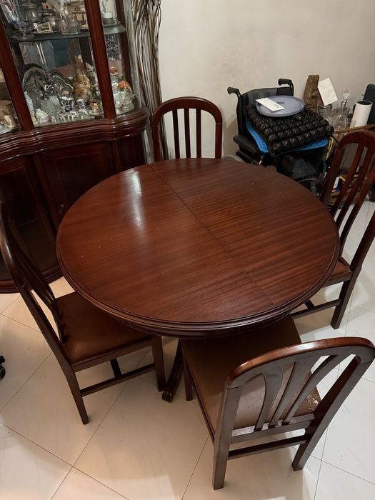 Mesa redonda com 4 cadeiras