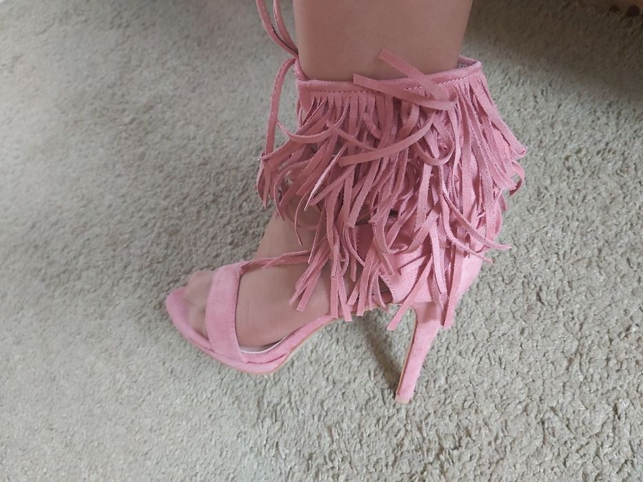 Sandały wiązane za kostkę