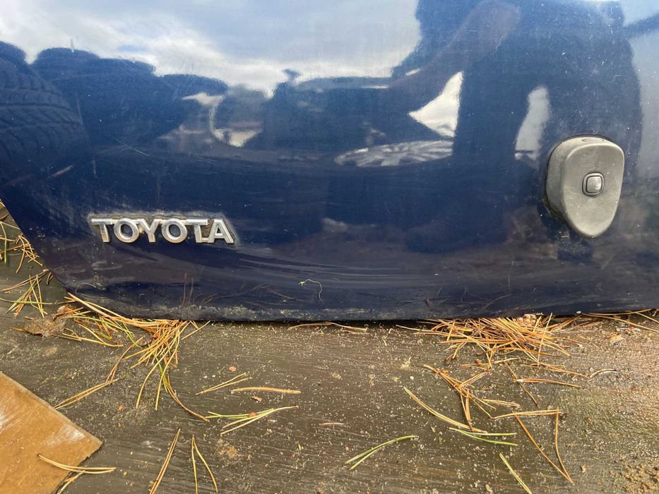 Toyota Yaris II 8P4 kompletna klapa bagażnika