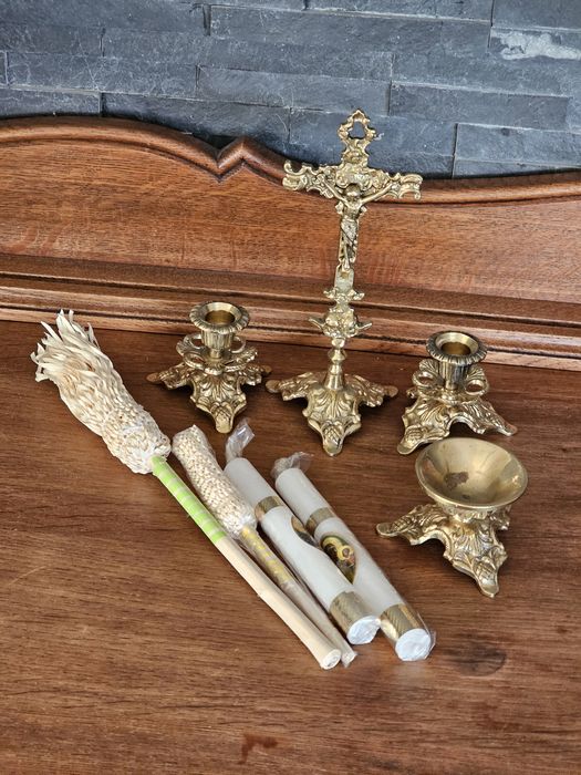 zestaw kolędowy krzyż lichtarz mosiężny pasyjka świeczki kropidełko