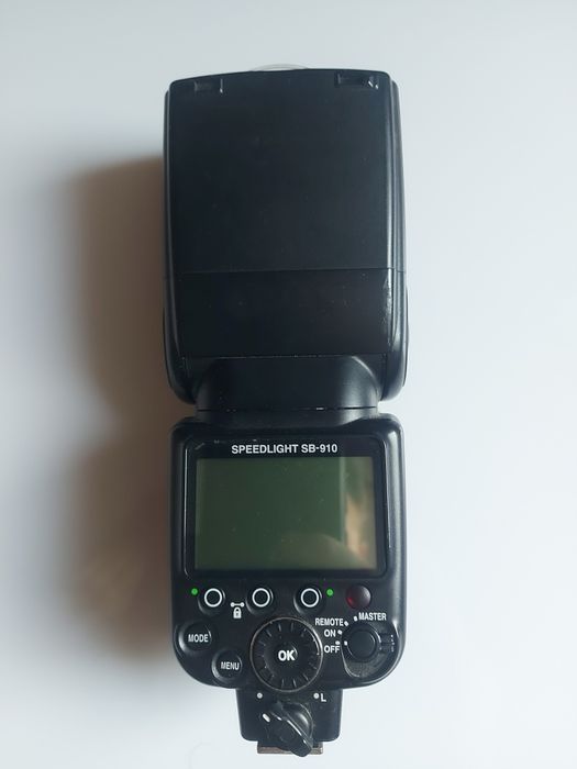 Спалах Nikon SB 910 в гарному стані, але є косметичний нюанс