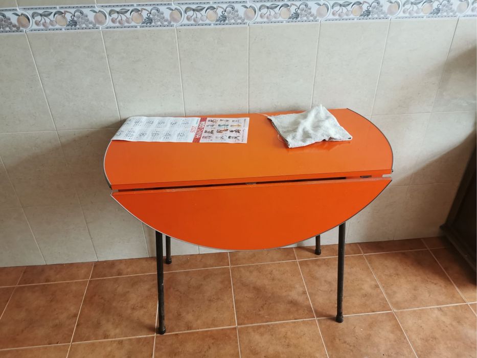 Mesa e maquina de custura para dar
