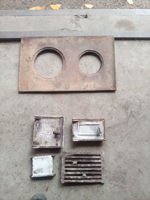 Чавунна плита для печі та дверцята.