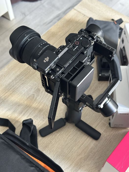 Sony ZV-E10 + Sigma 18–50mm f/2.8 + DJI RS 3 Mini + DJI Mic Mini 2 + zestaw akcesoriów