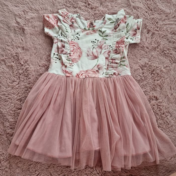 Piękna elegancka sukienka 104