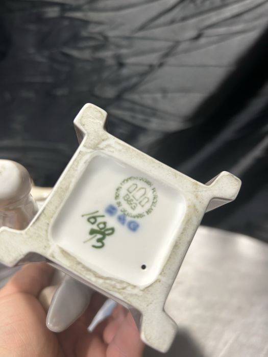 Porcelanowa figurka NAO Spain – mężczyzna grający na mandolinie