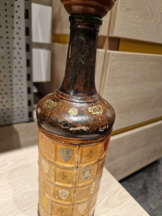 Zabytkowa karafka włoska w stylu herbowym, pokryta skórą