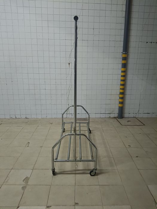 Charriot com rodas e prateleira