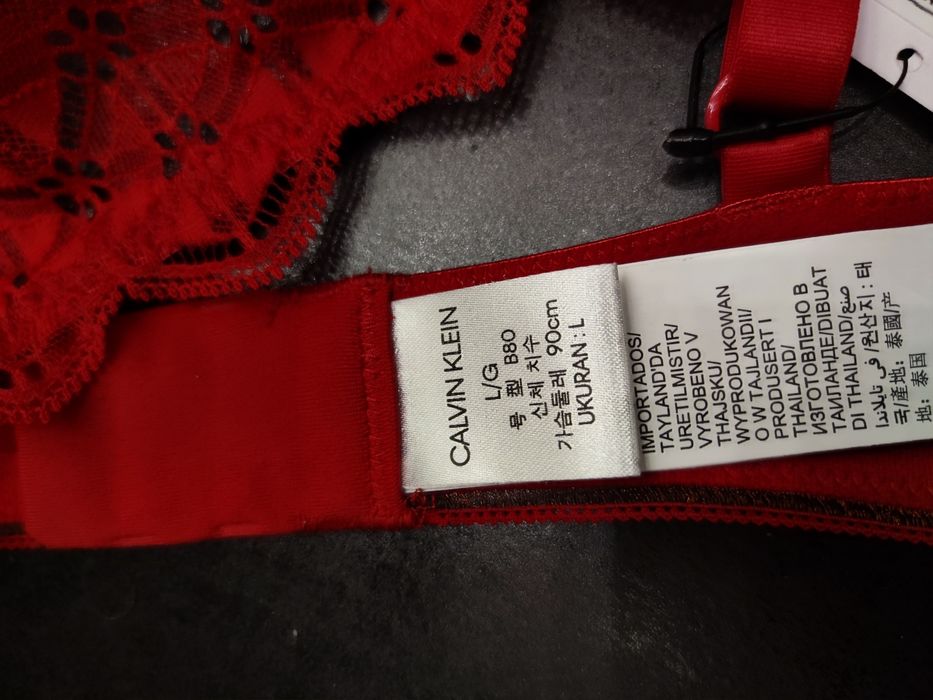 Koronkowy biustonosz Calvin Klein w pięknym czerwonym kolorze. TANIEJ!