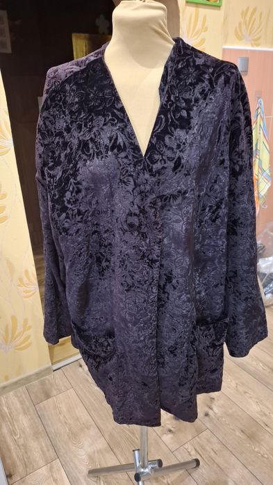 Narzutka damska welurowa.