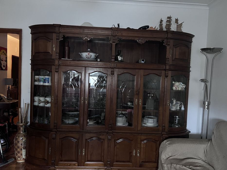 Móvel de louças em mogno