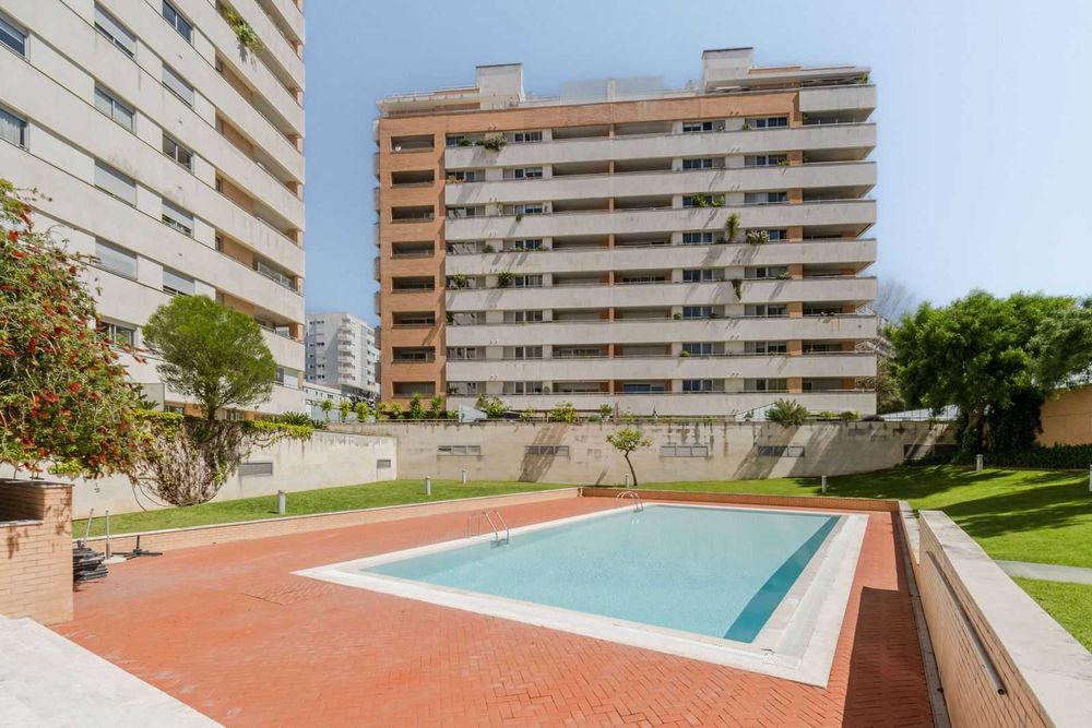 Apartamento T2 com Piscina e Terraço no Condomínio do Parque