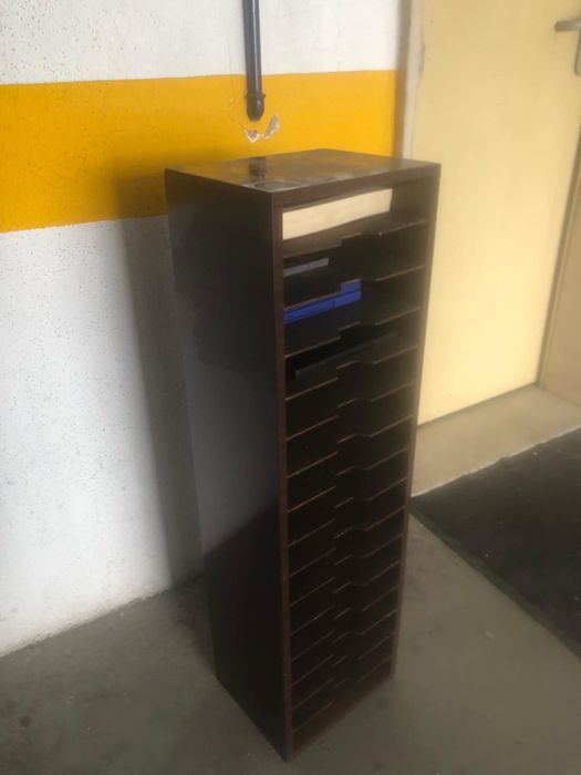 Movel para guardar livros ou discos castanho em bom estado