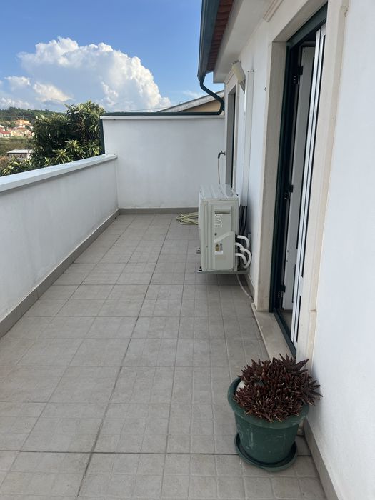 Arrendo T1  mobilado  e com ar condicionado