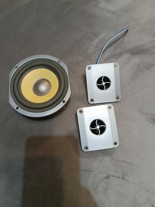 Kolumny głośnikowe na części