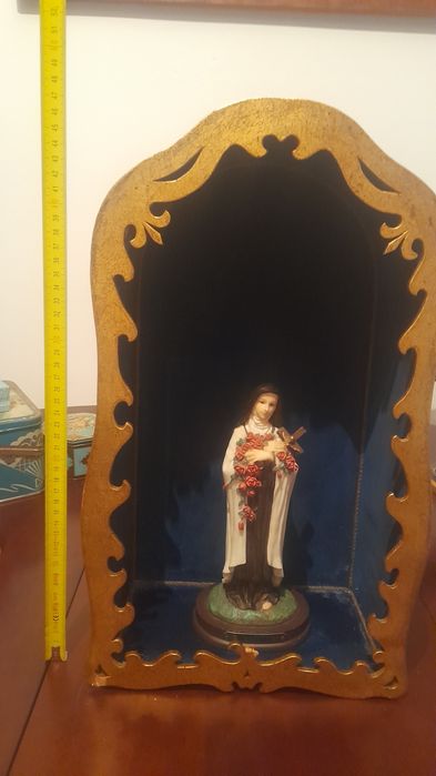 Oratório antigo a precisar de pequeno restauro.