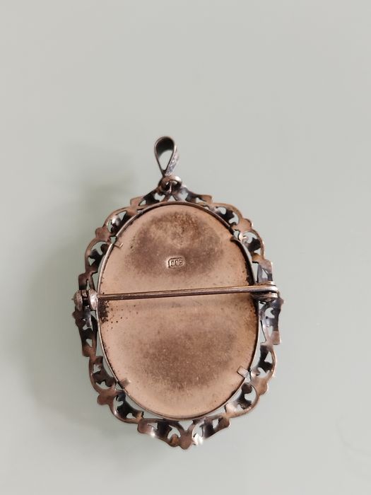 Lindo broche antigo pintado à mão em prata. Estado muito bom .broche o