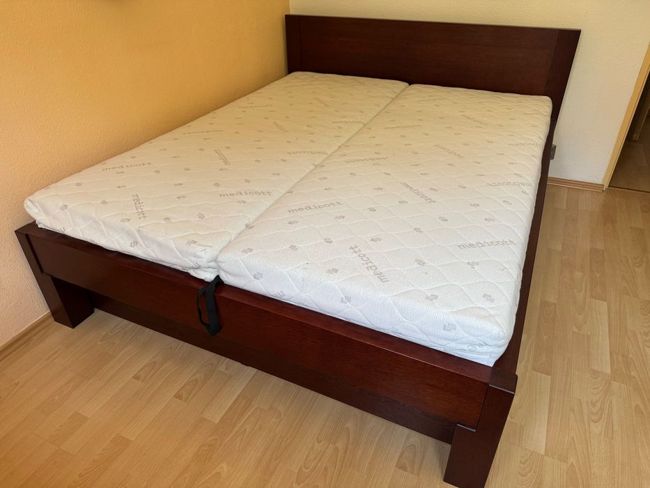 Dębowe łóżko 160x200 kolor wiśniowy, 2 materace, stan bardzo dobry