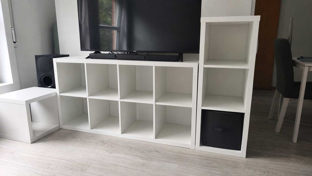 Estante modular IKEA com 3 peças na cor branca