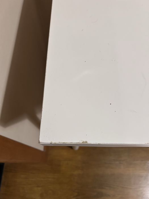 Mesa branca LINNMON com pés ajustaveis