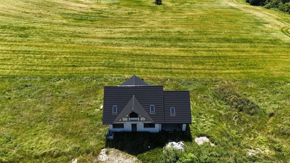 Malowniczo położony dom na wzgórzu