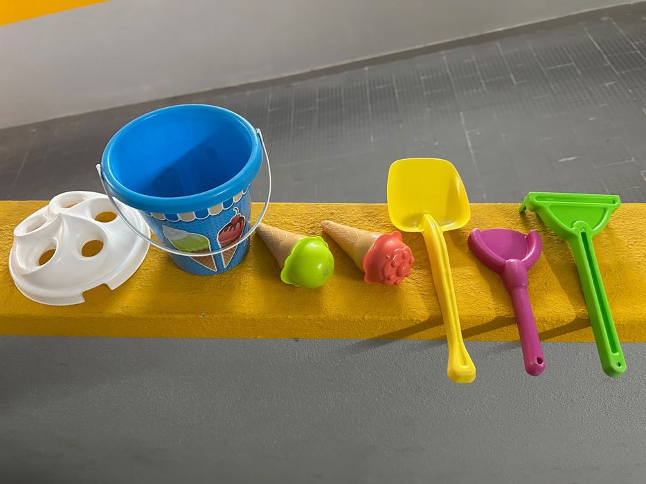 Artigos praia/piscina - colete, braçadeiras e balde (2-6 anos)