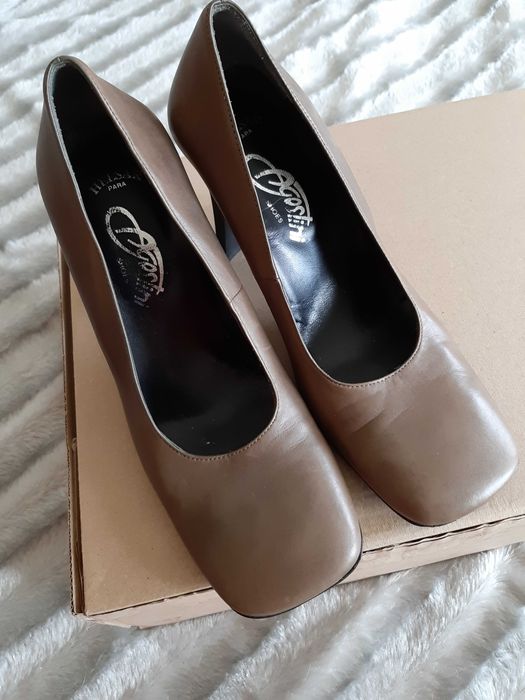 Sapatos em pele 37 de salto alto. Cor verde musgo. Como novos