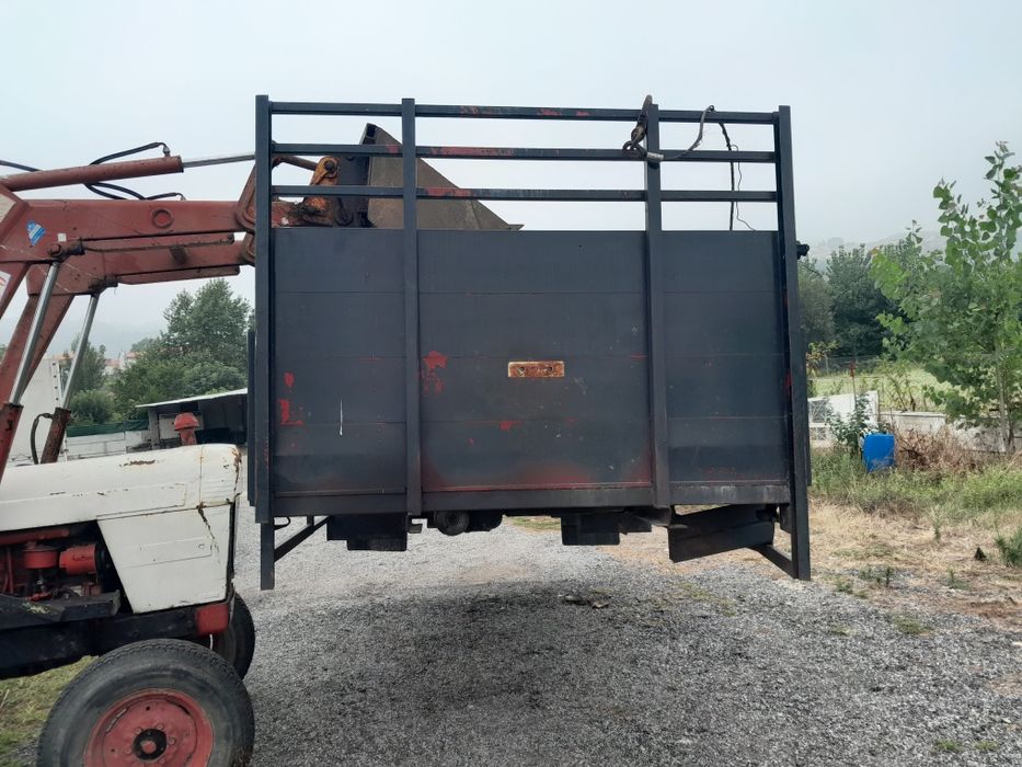 Estrado para carrinha, com guincho eléctrico