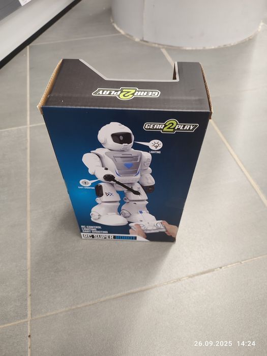 Nowy biały zdalnie sterowany robot z pilotem