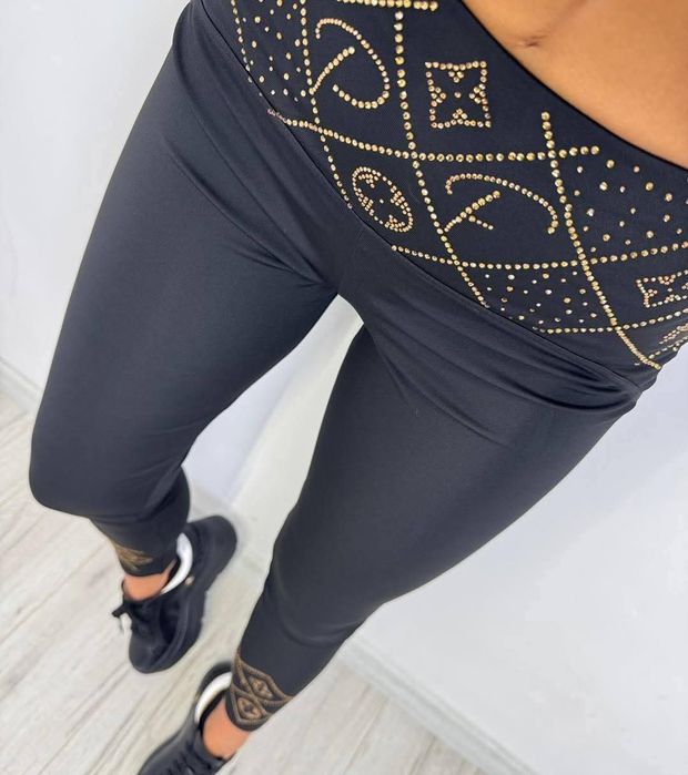 Piękne legginsy dopasowane z cyrkoniami złote dodatki logo paparazzi f