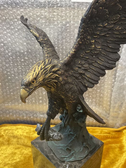 Águia escultura bronze assinada 36 cm