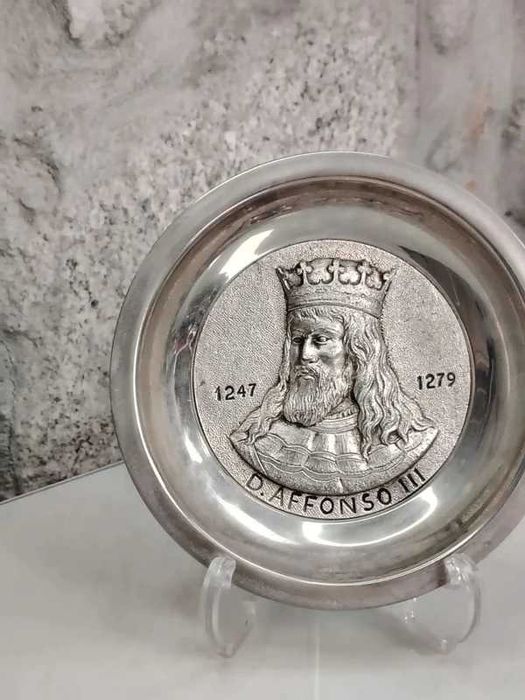 Prato decorativo em metal - D. Afonso III  ENVIO GRATIS