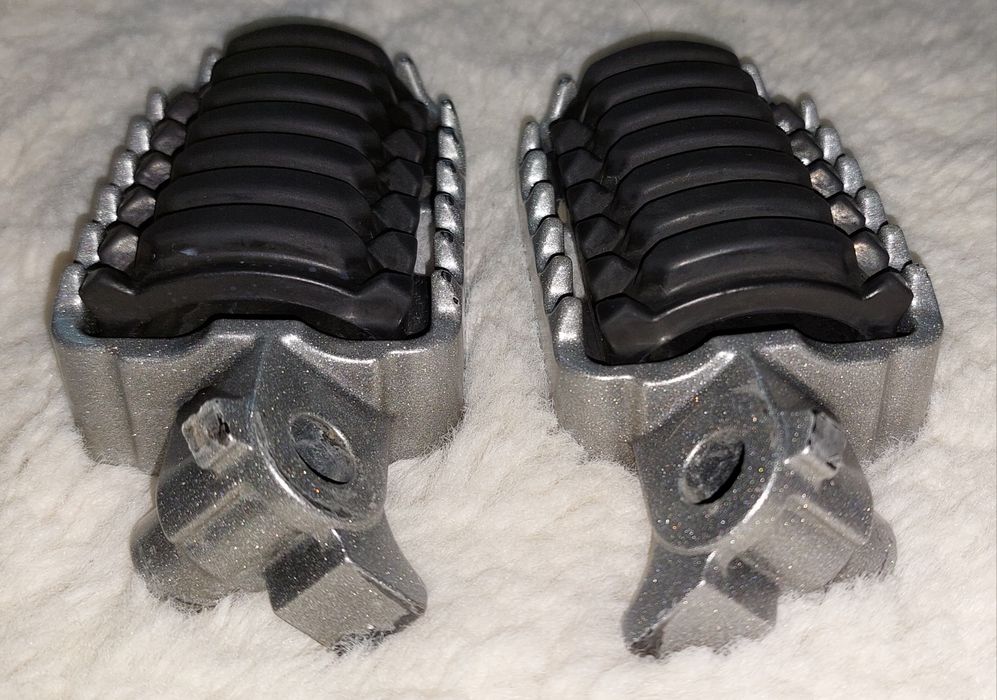 Podnóżki sety pegi Yamaha Tenere 700 T7 oem oryginalne