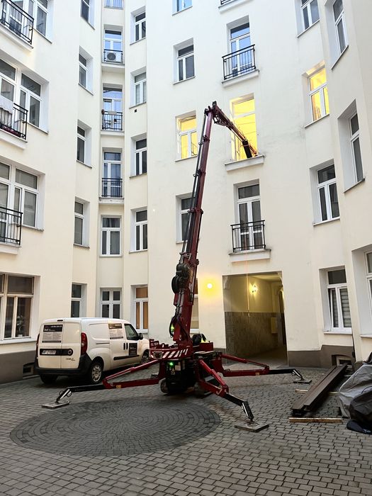Mini żuraw dźwig z operatorem montaż płyty warstwowej szklenie pająk
