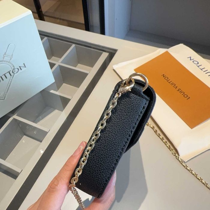 Ciemno - czarny torba na ramię marki LV.