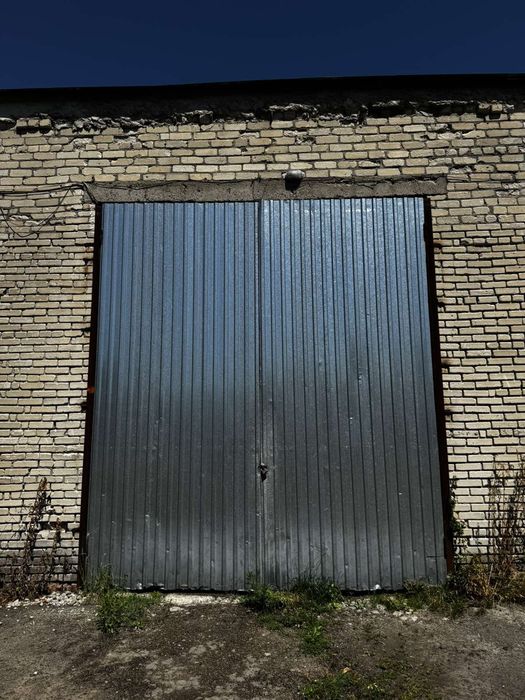 Гаражні приміщення, складські