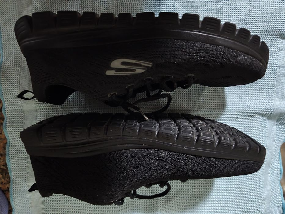 Ténis Skechers pretos impecáveis.
