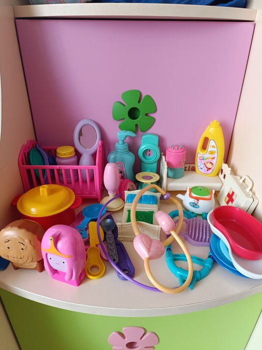 Продам детские игрушки (доктор, посудка, краватки для кукол).и