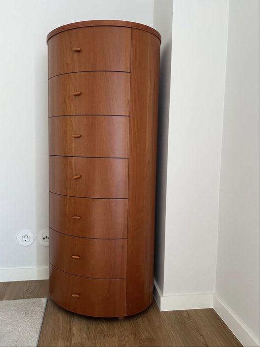 Mobilia de quarto: 1 estrado, 2 mesas de cabeceira, 1 comoda