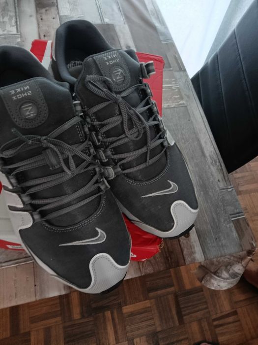 Tênis Nike shox NZ. Comprei e não pela internet e não me serviu e perdi o prazo de troca.