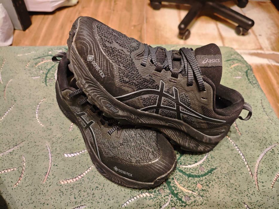 Кроссовки Asics Gore-tex (оригинал) размер-38 стелька- 24,5см.