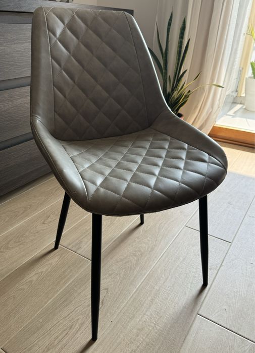 Cadeira cinzenta do Gato Preto