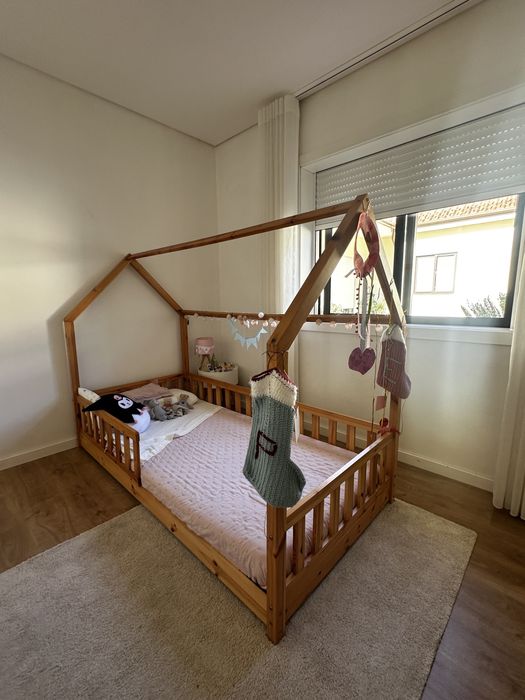 Cama em madeira formato Casa
