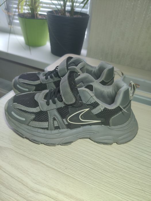 Кросівки на липучці