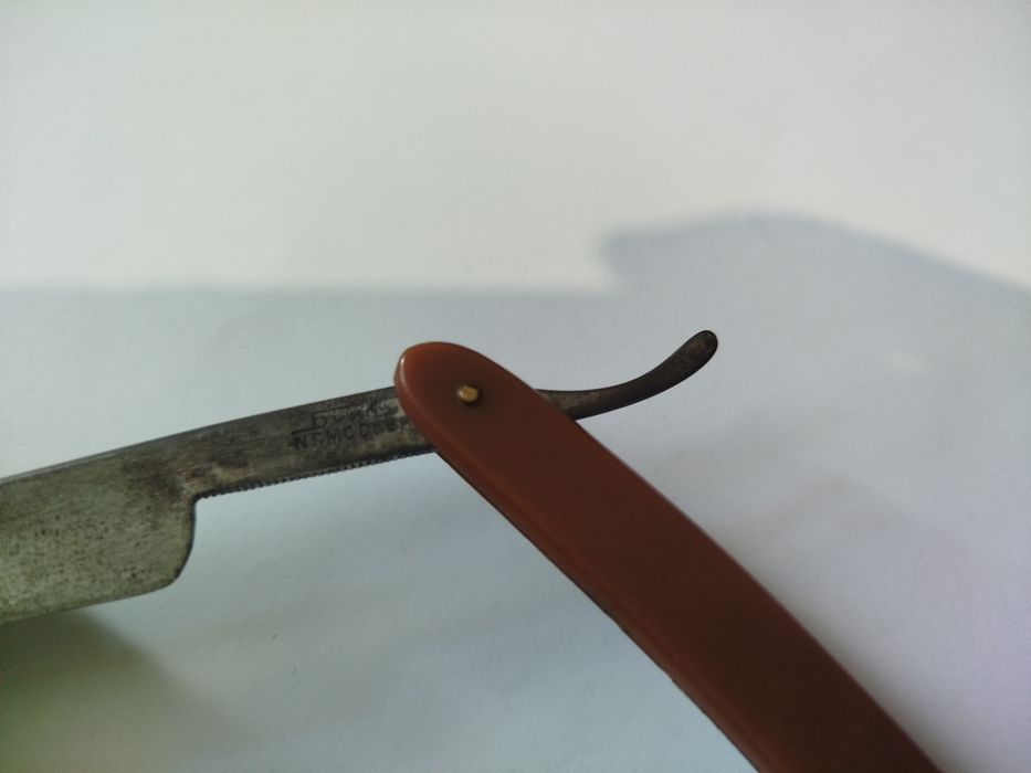 Опасна бритва...