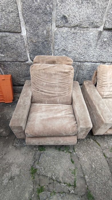 Conjunto Sofá [3 lugares] + 2 Poltronas + Repousa-pés