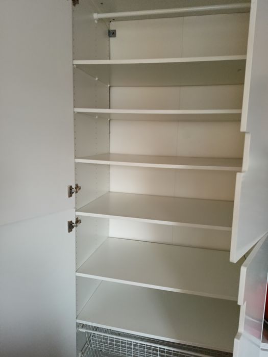 Szafa biała z oświetleniem LED w środkiu